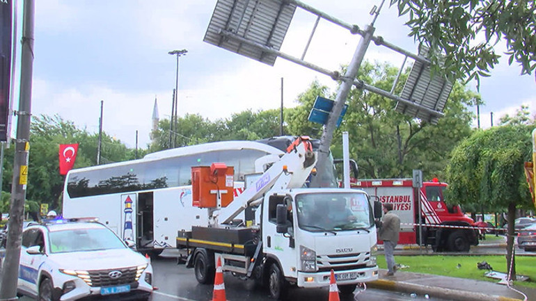 Son dakika... Eyüpsultanda yolcu otobüsü otomobile çarptı: 2si ağır 30 kişi yaralandı