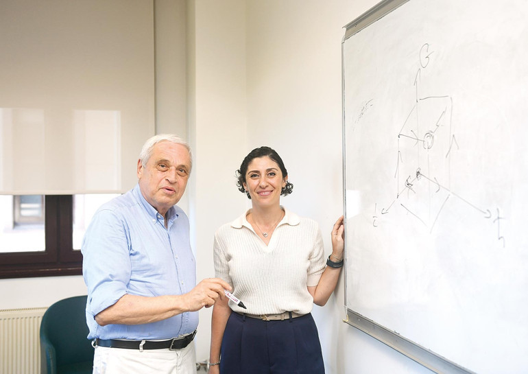 Ödüllü teorik fizikçi Prof. Dr. Dereli’yle evrenin sırlarına yolculuk