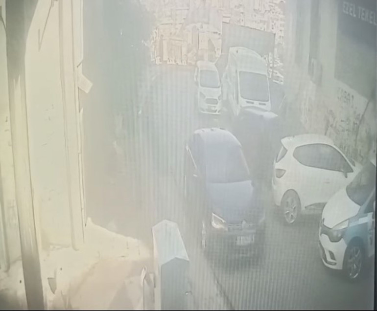  Aralarındaki ilişkiyi öğrenince aracında vurdu