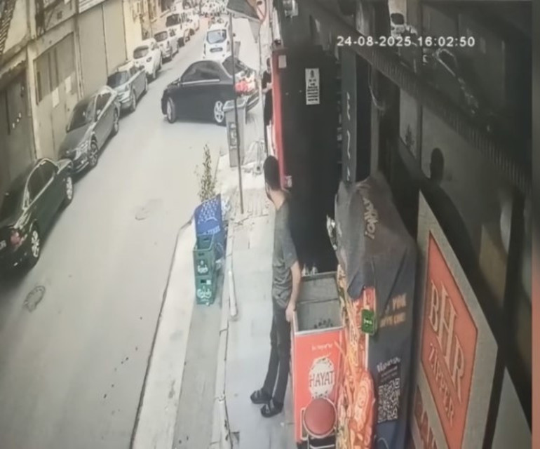  Aralarındaki ilişkiyi öğrenince aracında vurdu