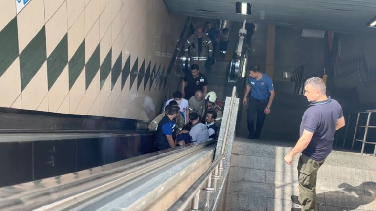 İstanbulda görme engelli vatandaş metro raylarına düştü