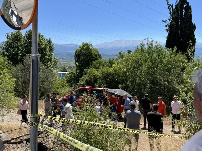  Kontrolden çıkıp bağ evine giren otomobilde nişanlı genç öldü