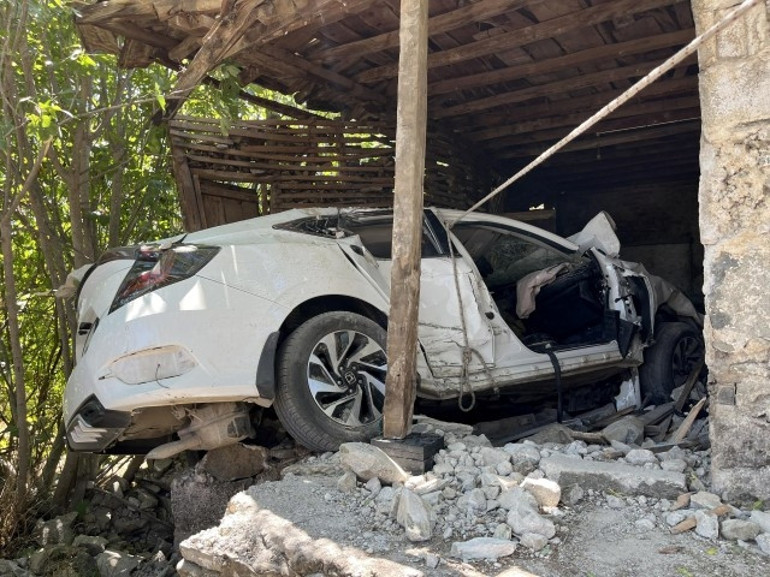  Kontrolden çıkıp bağ evine giren otomobilde nişanlı genç öldü