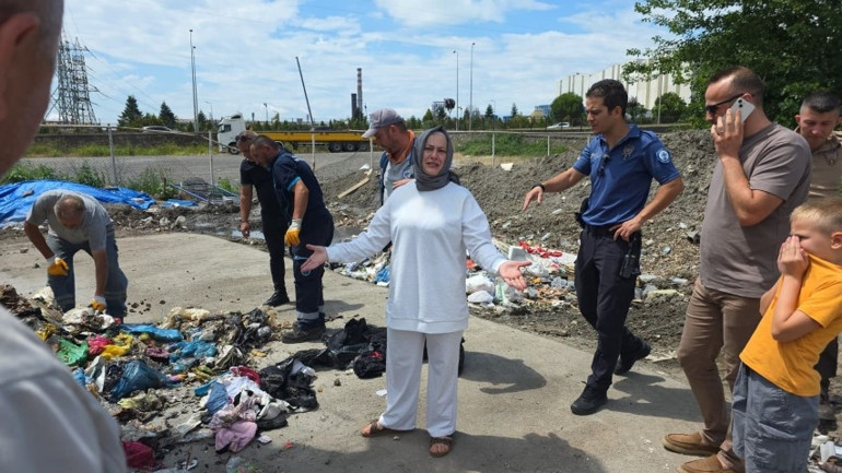 Kapı önüne bıraktı, hayatının şokunu yaşadı Çöp kamyonu boşaltıldı, didik didik arandı... Başıma gelmeyen bir bu kalmıştı