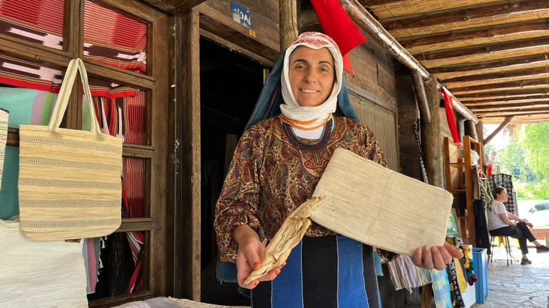  Plastik atıkları geleneksel tezgahta kumaşa dönüştürüyor