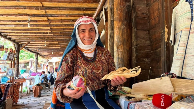  Plastik atıkları geleneksel tezgahta kumaşa dönüştürüyor