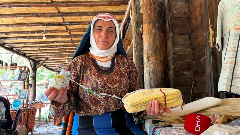  Plastik atıkları geleneksel tezgahta kumaşa dönüştürüyor