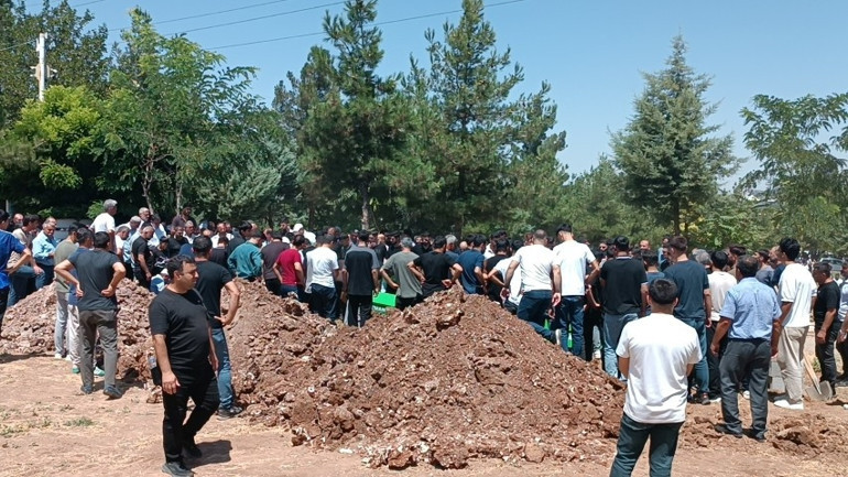 Batmanda mezarlıktaki saldırıda ölen 3 kişi, vuruldukları yerde toprağa verildi