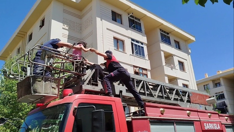 Sivas’ta ağaca tırmanan otizmli çocuk inemeyince devreye itfaiye girdi