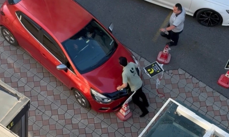 Kağıthanede otopark ücreti tartışmasında sürücü aracını valenin üzerine sürdü