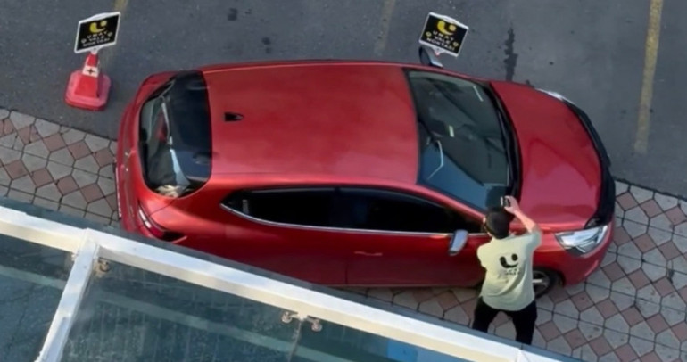 Kağıthanede otopark ücreti tartışmasında sürücü aracını valenin üzerine sürdü