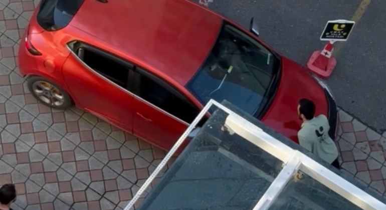 Kağıthanede otopark ücreti tartışmasında sürücü aracını valenin üzerine sürdü