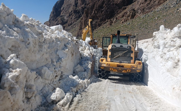 Yollar tüneli andırdı
