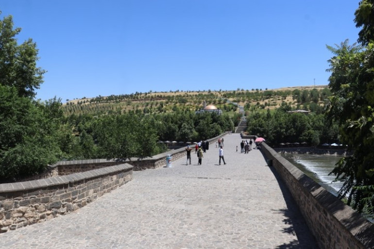 Hava sıcaklığı 40 dereceyi aştı, şehirde hayat durma noktasına geldi