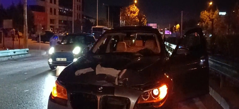 Bursa’da otomobilin çarptığı ağır yaralının duran kalbi sedye üzerinde çalıştırıldı