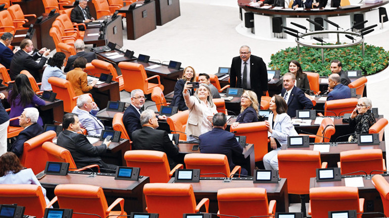  Yeni Parti, Meclis yönetimini seçti