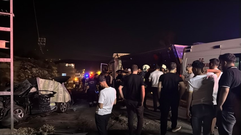 Otomobil ile kamyonun çarpıştığı kazada ölü sayısı 3e çıktı
