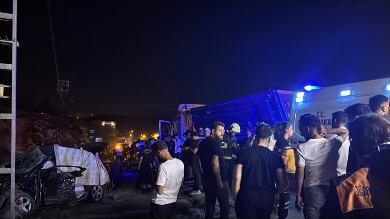 Otomobil ile kamyonun çarpıştığı kazada ölü sayısı 3e çıktı