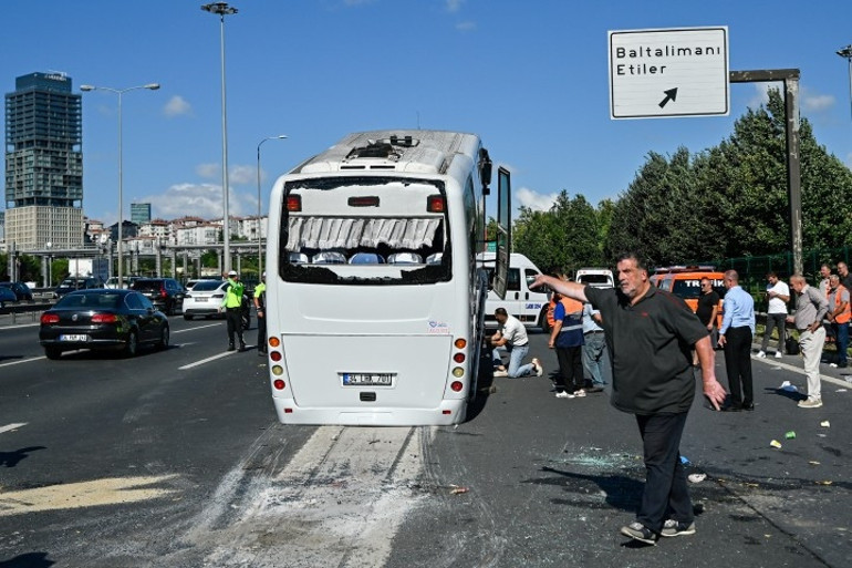 Sarıyerde TEM Otoyolunda midibüs devrildi: 13 yaralı