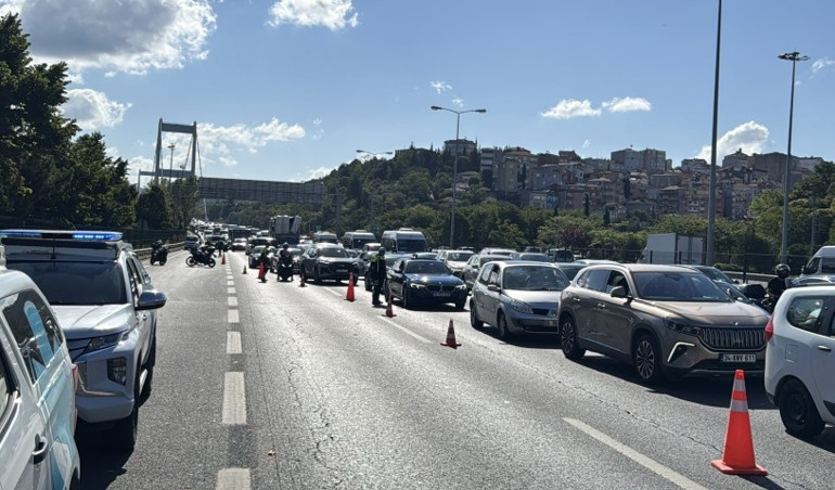Sarıyerde TEM Otoyolunda midibüs devrildi: 13 yaralı