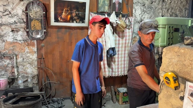 Süryani demirci, ata mesleğini oğluyla 8’inci kuşağa taşıyor