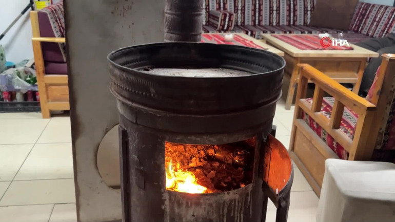 Isınmak için soba yakıyorlar