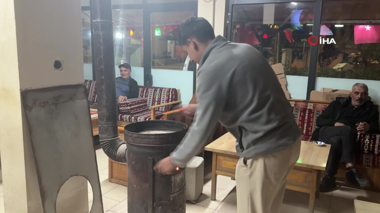 Isınmak için soba yakıyorlar