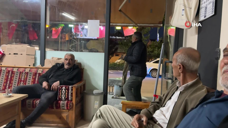Isınmak için soba yakıyorlar