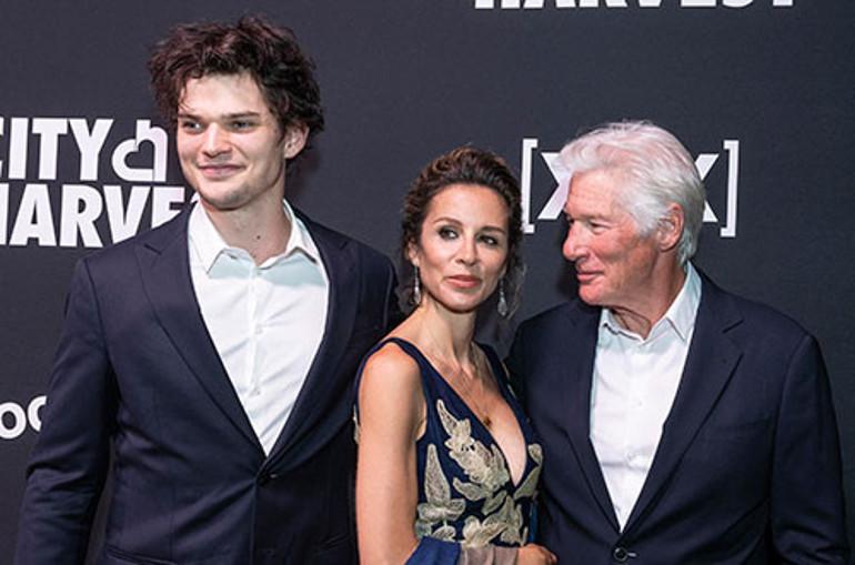Şu hayatın oyununa bir bakın siz Birinin annesi, diğerinin babasıyla evliydi... Boşanmalarından 31 yıl sonra çocukları buluştu