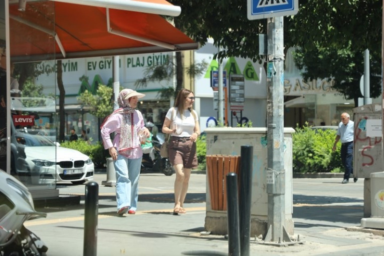 Sıcağıyla meşhur şehrimiz yine kavruluyor Termometreler rekora koşuyor... Sanki mangala oturmuş gibiyim