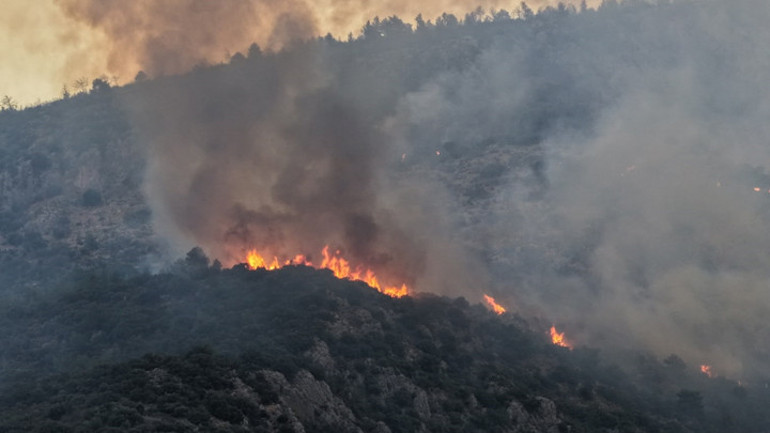 Muğla, Antalya, Balıkesir, Kütahya, Çanakkale ve Yalovada orman yangını Seydikemer, Kumluca ve Edremitte bazı evler tahliye edildi