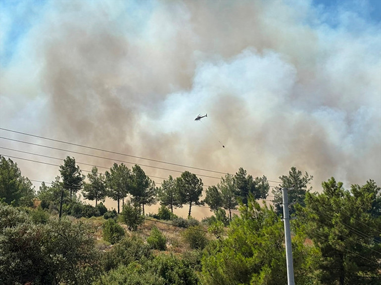 Muğla, Antalya, Balıkesir, Kütahya, Çanakkale ve Yalovada orman yangını Seydikemer, Kumluca ve Edremitte bazı evler tahliye edildi