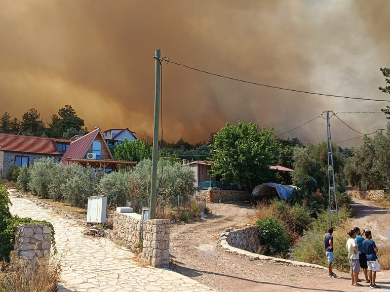Muğla, Antalya, Balıkesir, Kütahya, Çanakkale ve Yalovada orman yangını Seydikemer, Kumluca ve Edremitte bazı evler tahliye edildi