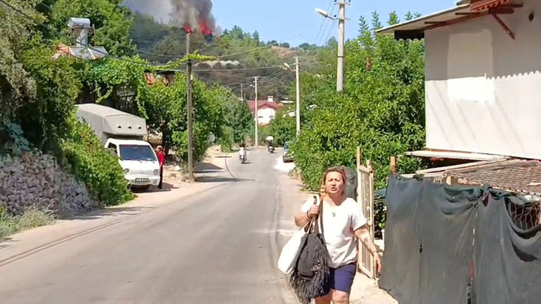 Muğla, Antalya, Balıkesir, Kütahya, Çanakkale ve Yalovada orman yangını Seydikemer, Kumluca ve Edremitte bazı evler tahliye edildi