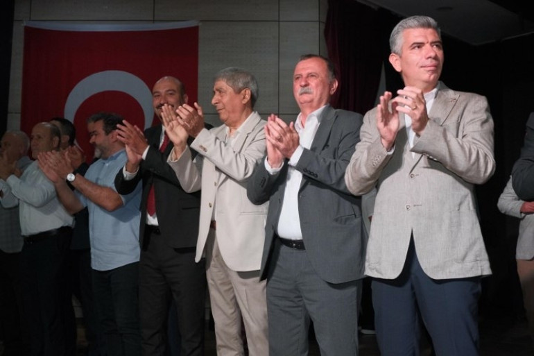 Manisa Büyükşehir Belediye Başkanı Besim Dutlulu ile 14 ilçe belediye başkanı Yeni Partiye katıldı