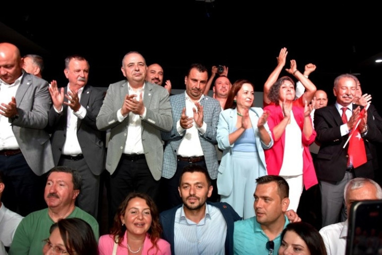 Manisa Büyükşehir Belediye Başkanı Besim Dutlulu ile 14 ilçe belediye başkanı Yeni Partiye katıldı