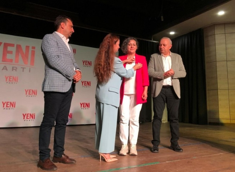 Manisa Büyükşehir Belediye Başkanı Besim Dutlulu ile 14 ilçe belediye başkanı Yeni Partiye katıldı
