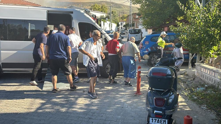 Muğla, Antalya, Balıkesir, Kütahya, Çanakkale ve Yalovada orman yangını Seydikemer, Kumluca ve Edremitte bazı evler tahliye edildi