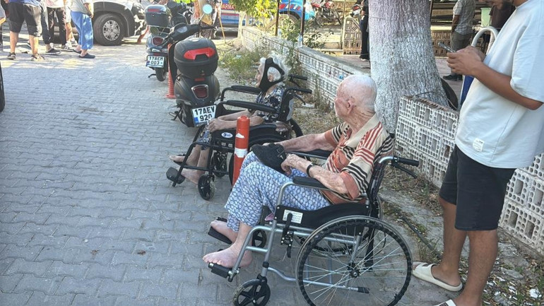 Muğla, Antalya, Balıkesir, Kütahya, Çanakkale ve Yalovada orman yangını Seydikemer, Kumluca ve Edremitte bazı evler tahliye edildi