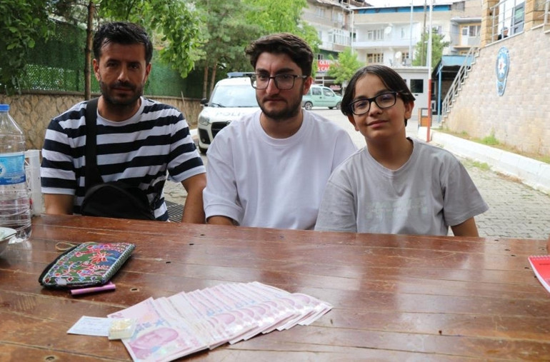 Erzurum’da buldukları cüzdanı polise teslim eden gençler, 78 yaşındaki kadını sevindirdi