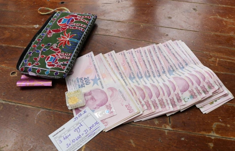 Erzurum’da buldukları cüzdanı polise teslim eden gençler, 78 yaşındaki kadını sevindirdi