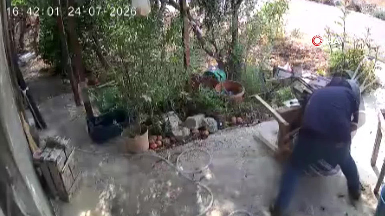 Evinin bahçesinde oturan yaşlı adamın boynunu kırmaya çalıştı Neden yaptığını ifadesinde böyle anlattı