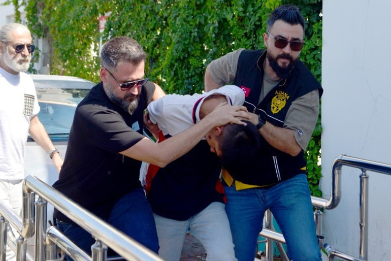 Husumetlilerine ateş açıp yoldan geçen Selahattini öldürmüştü: Zırhlı araçla adliyeye götürülen zanlı tutuklandı