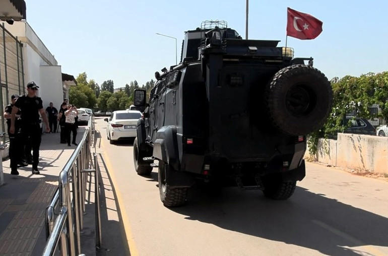 Husumetlilerine ateş açıp yoldan geçen Selahattini öldürmüştü: Zırhlı araçla adliyeye götürülen zanlı tutuklandı