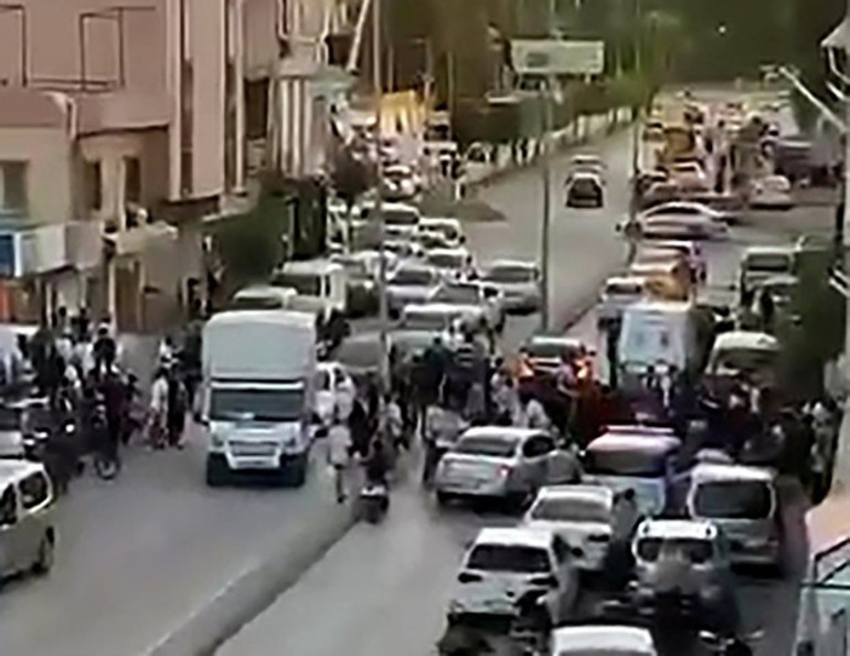 Husumetlilerine ateş açıp yoldan geçen Selahattini öldürmüştü: Zırhlı araçla adliyeye götürülen zanlı tutuklandı