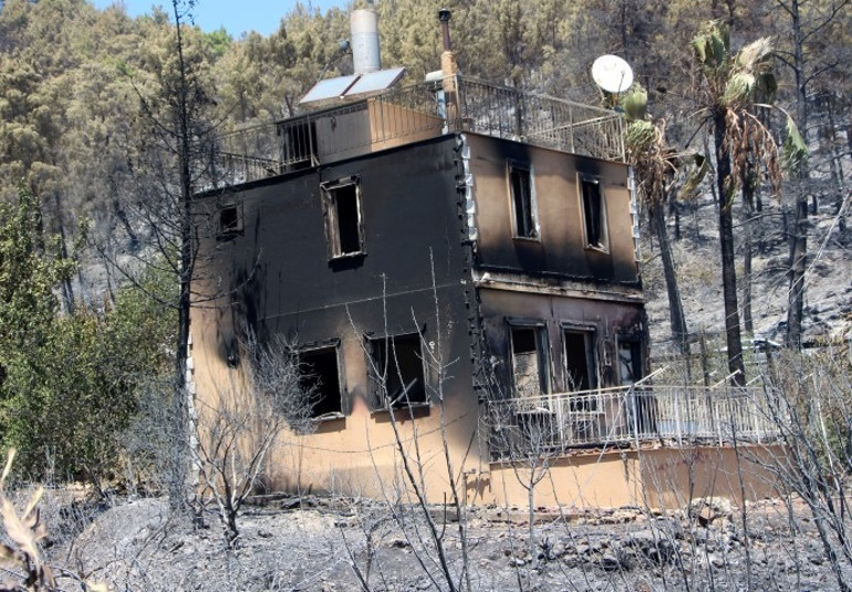 Emekli itfaiyeci evini yanmaktan kurtardı