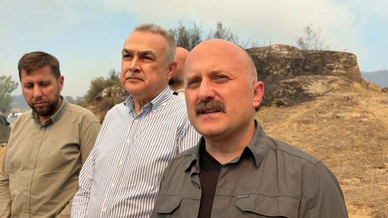 Alevlerle mücadele sürüyor Bakan Yumaklı orman yangınlarındaki son durumu açıkladı: 213 yangın kontrol altına alındı... 10 il için kritik uyarı
