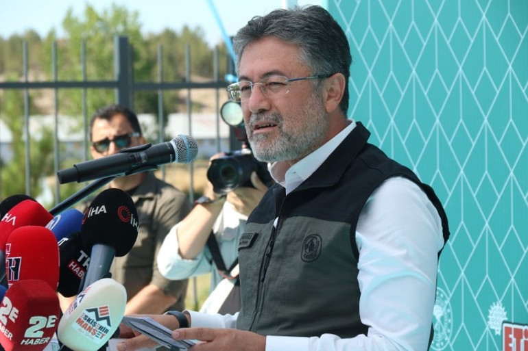 Alevlerle mücadele sürüyor Bakan Yumaklı orman yangınlarındaki son durumu açıkladı: 213 yangın kontrol altına alındı... 10 il için kritik uyarı
