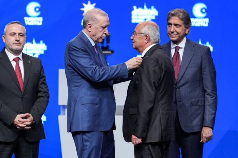 İstanbulda 3 belediye başkanı AK Partiye katıldı: Rozetlerini Cumhurbaşkanı Erdoğan taktı
