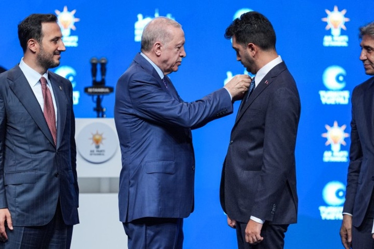 İstanbulda 3 belediye başkanı AK Partiye katıldı: Rozetlerini Cumhurbaşkanı Erdoğan taktı